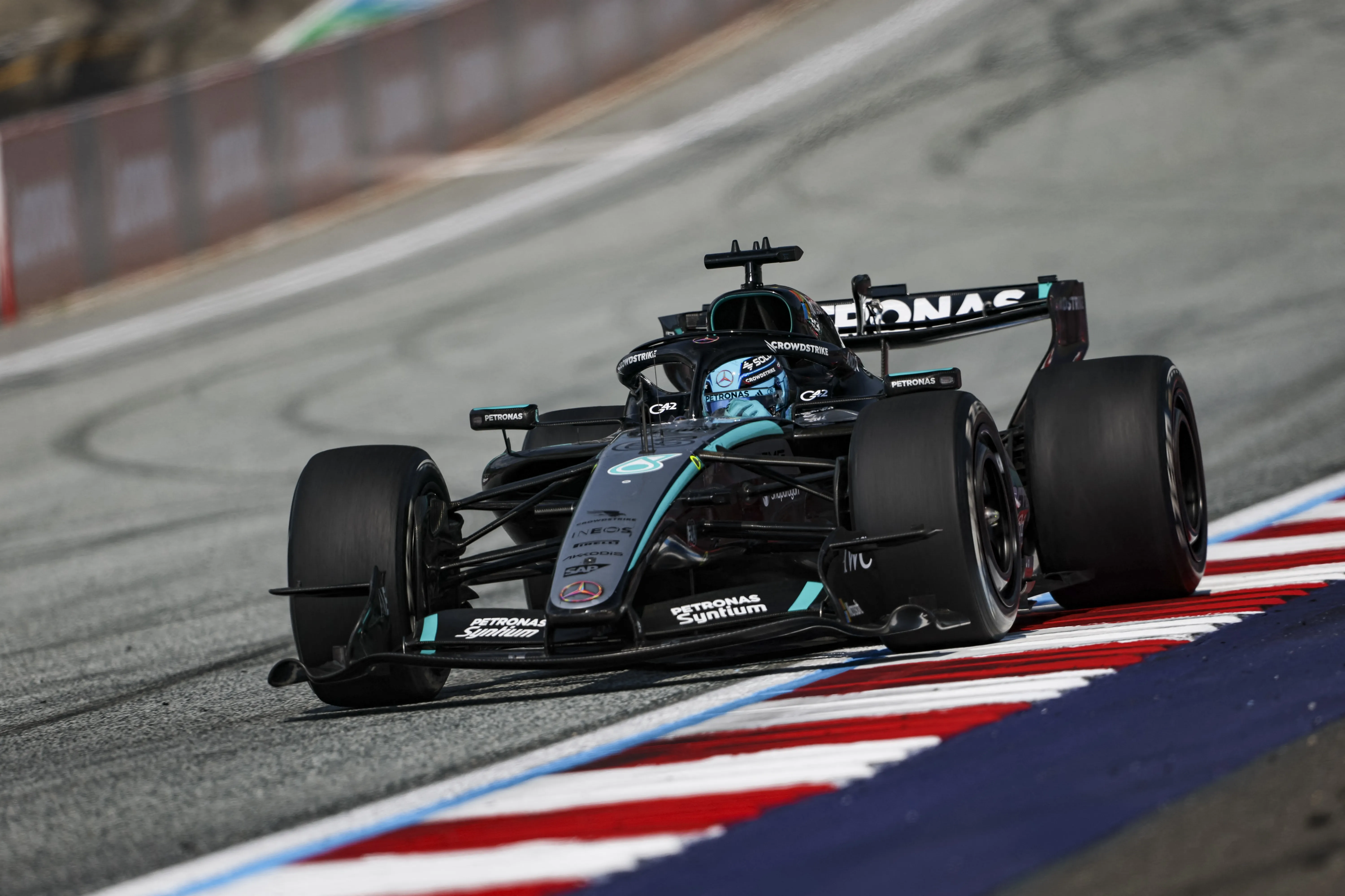 Russell écrase l’Autriche, Mercedes reprend l’espoir.
