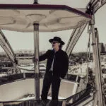 Scott Holiday lance son projet solo HOL1D4Y avec un album et un extrait