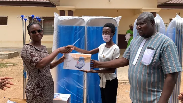 Médecin ghanéenne transforme une prime en équipements pour un hôpital rural