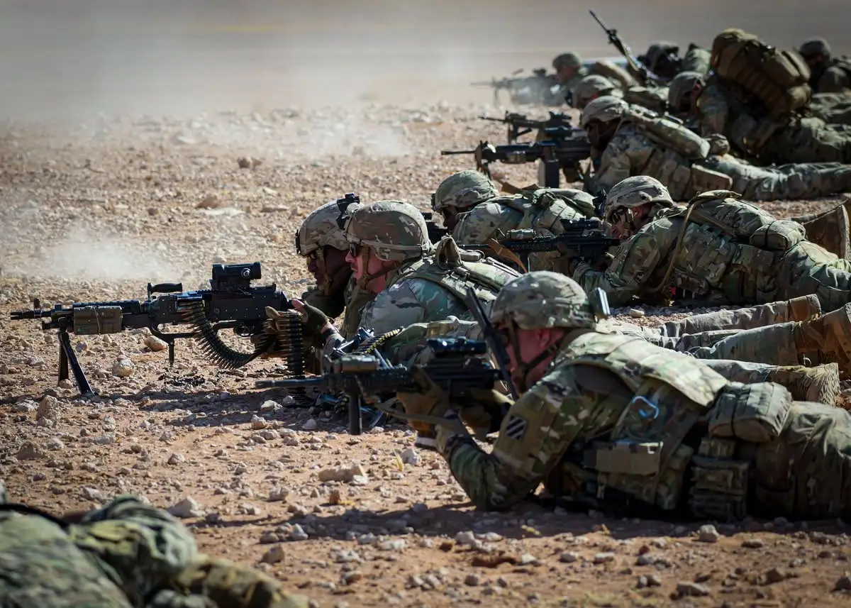 États-Unis et Iran : escalade des frappes militaires après la mort d'un soldat américain