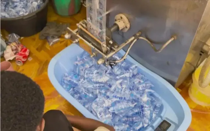 Sachets d'eau au Sénégal : 82 % impropres à la consommation selon l'UCAD