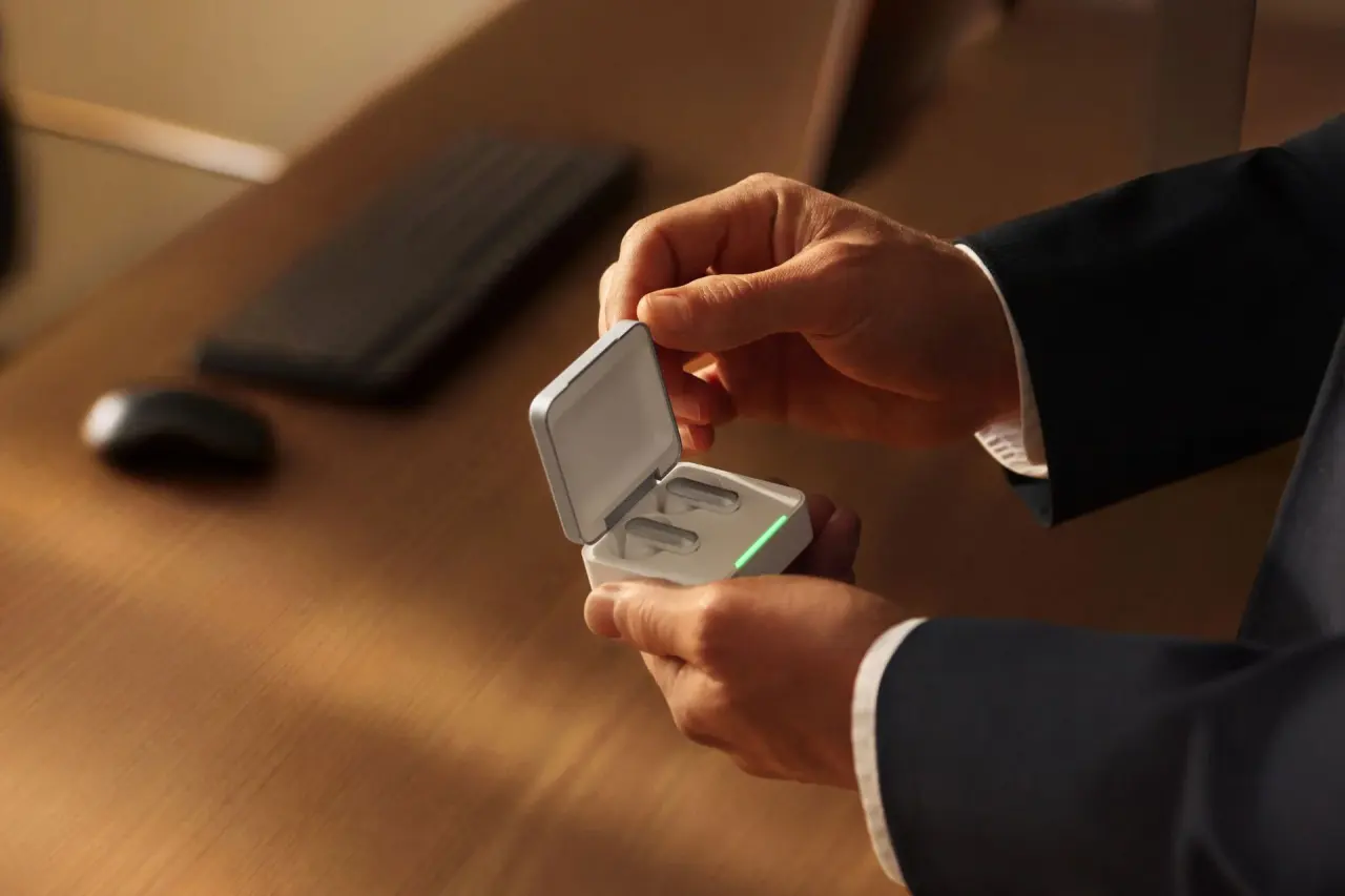 Plaud One : des écouteurs IA qui enregistrent, transcrivent et automatisent vos réunions sans smartphone