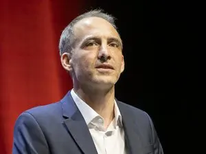 Raphaël Glucksmann se lance dans la course présidentielle 2027 avec une promesse sociale-démocrate