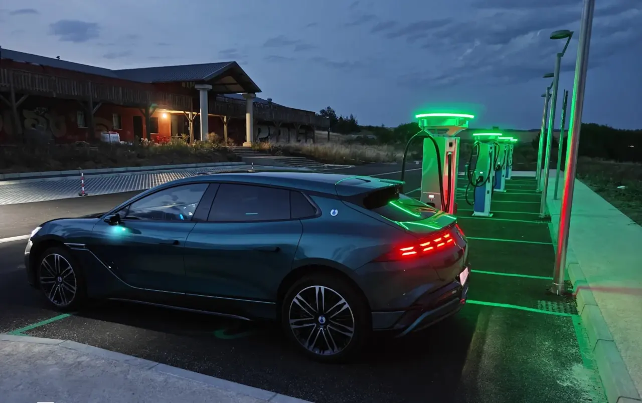 Vers la fin du lithium-ion : les cinq technologies qui redéfinissent l'autonomie des véhicules électriques