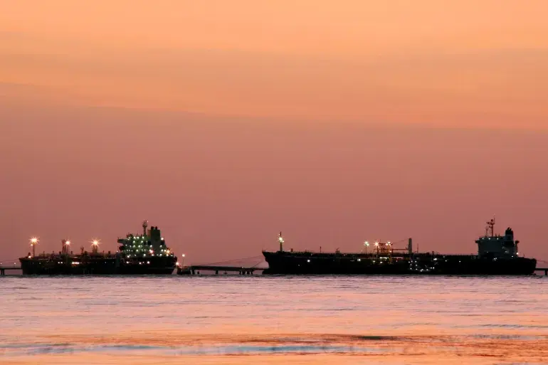 Les États-Unis négocient un accès durable aux champs pétrolifères vénézuéliens malgré les défis juridiques