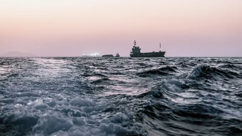 Détroit d’Ormuz : un nouveau navire touché par un projectile, l’escalade des tensions menace l’approvisionnement énergétique mondial