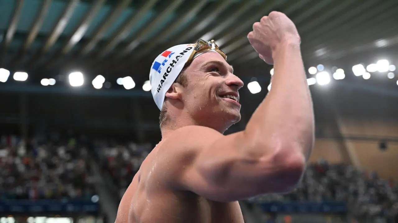 Léon Marchand domine l'Europe : un doublé historique en natation