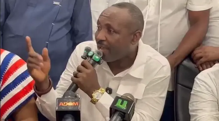 John Boadu critique la gestion économique et environnementale du gouvernement ghanéen