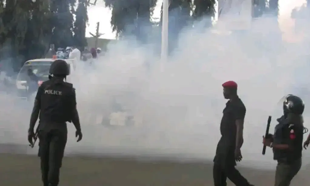 La police disperse par des gaz lacrymogènes une manifestation de retraités à Lagos