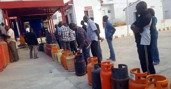 À Abuja, la baisse des prix du gaz domestique peine à soulager le pouvoir d'achat des ménages