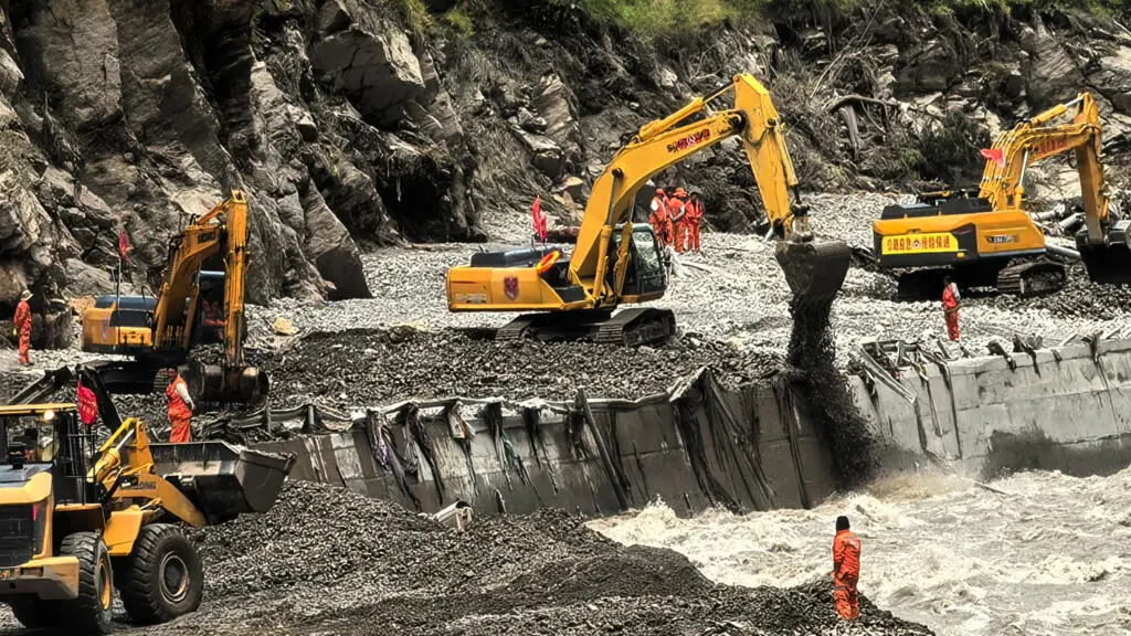 Crue meurtrière dans l'Himalaya : la Chine et le Népal redoutent de nouvelles coulées de boue après près de 400 décès