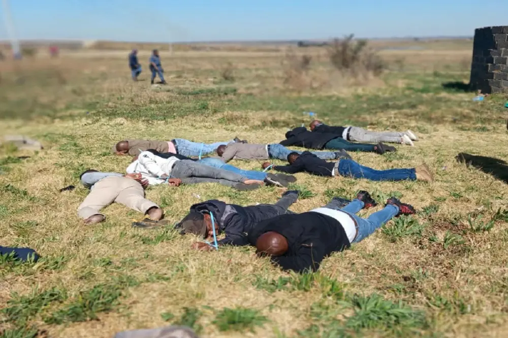 Gauteng : 17 membres d'un réseau de détournements de véhicules arrêtés à Orange Farm, armes et équipements de police saisis