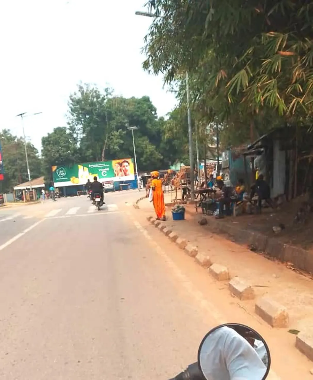 À Mbuji-Mayi, l'occupation anarchique des trottoirs par le commerce informel met en péril la sécurité des piétons