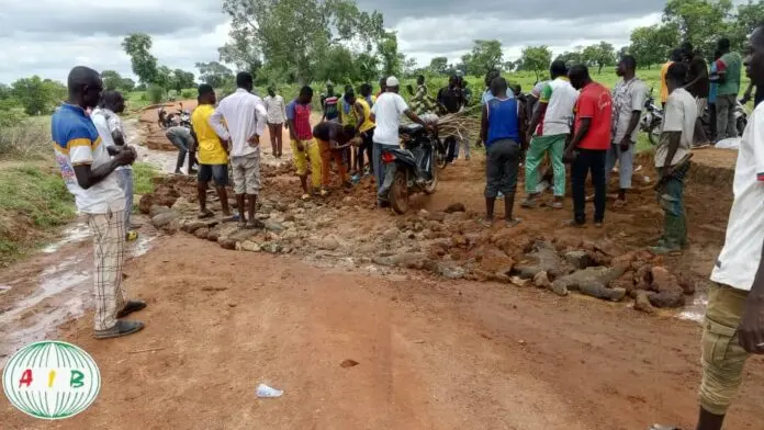 Les jeunes de Dagom-Koom réparent eux-mêmes leur route dévastée par les pluies au Koulpélogo