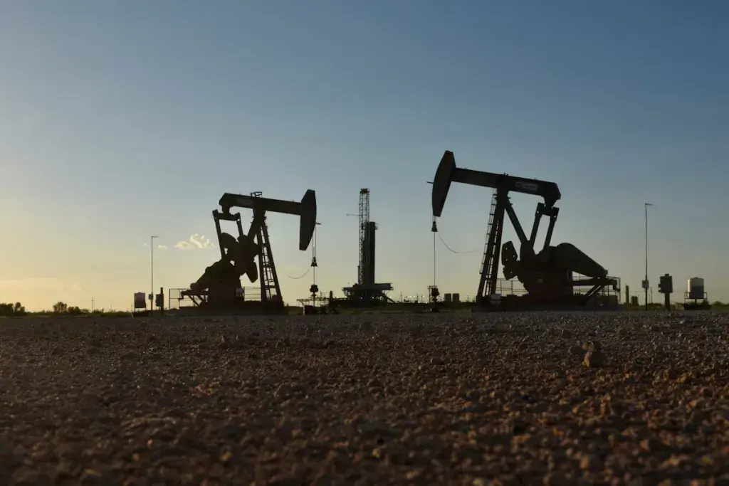Le détroit d’Ormuz en suspens : les prix du pétrole chutent après des discussions Iran-Oman
