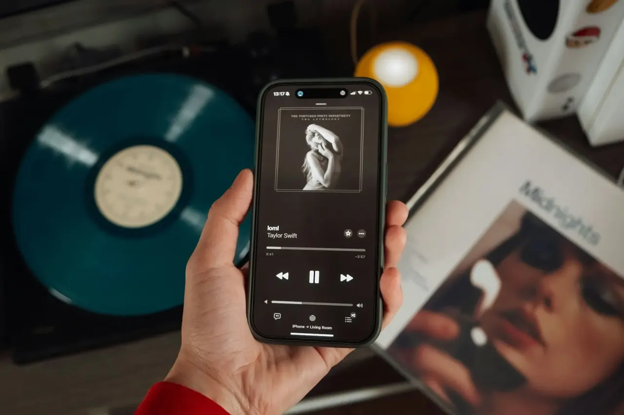 Apple Music renforce la transparence en imposant un étiquetage systématique pour les contenus musicaux générés par intelligence artificielle