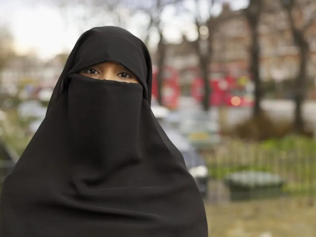Femme voilée agressée à Londres : une escalade des violences islamophobes en question