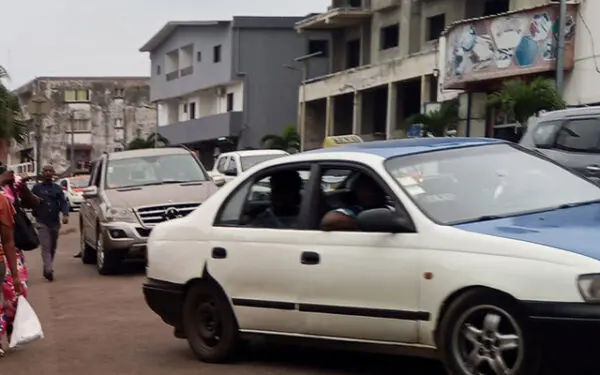 Libreville : les détours forcés des taxis, un casse-tête quotidien pour les usagers