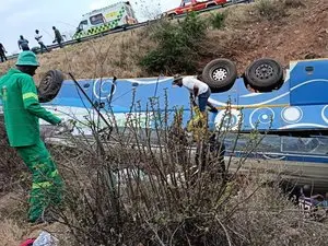 Au Zimbabwe, un choc frontal entre minibus et camion fait 27 morts : l’état des routes et les pratiques de conduite en question