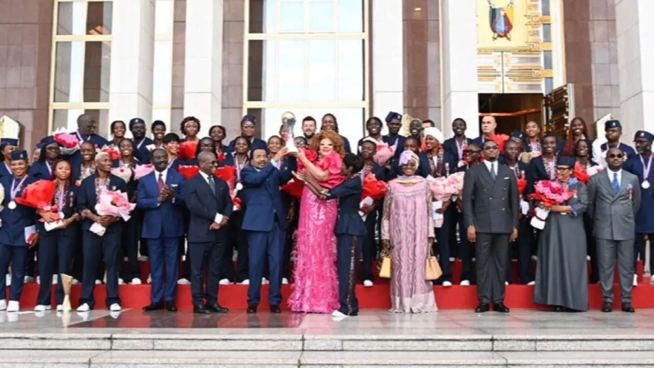 Le Cameroun célèbre ses Lionnes : Biya décore les championnes d’Afrique et lance un appel au Mondial 2027
