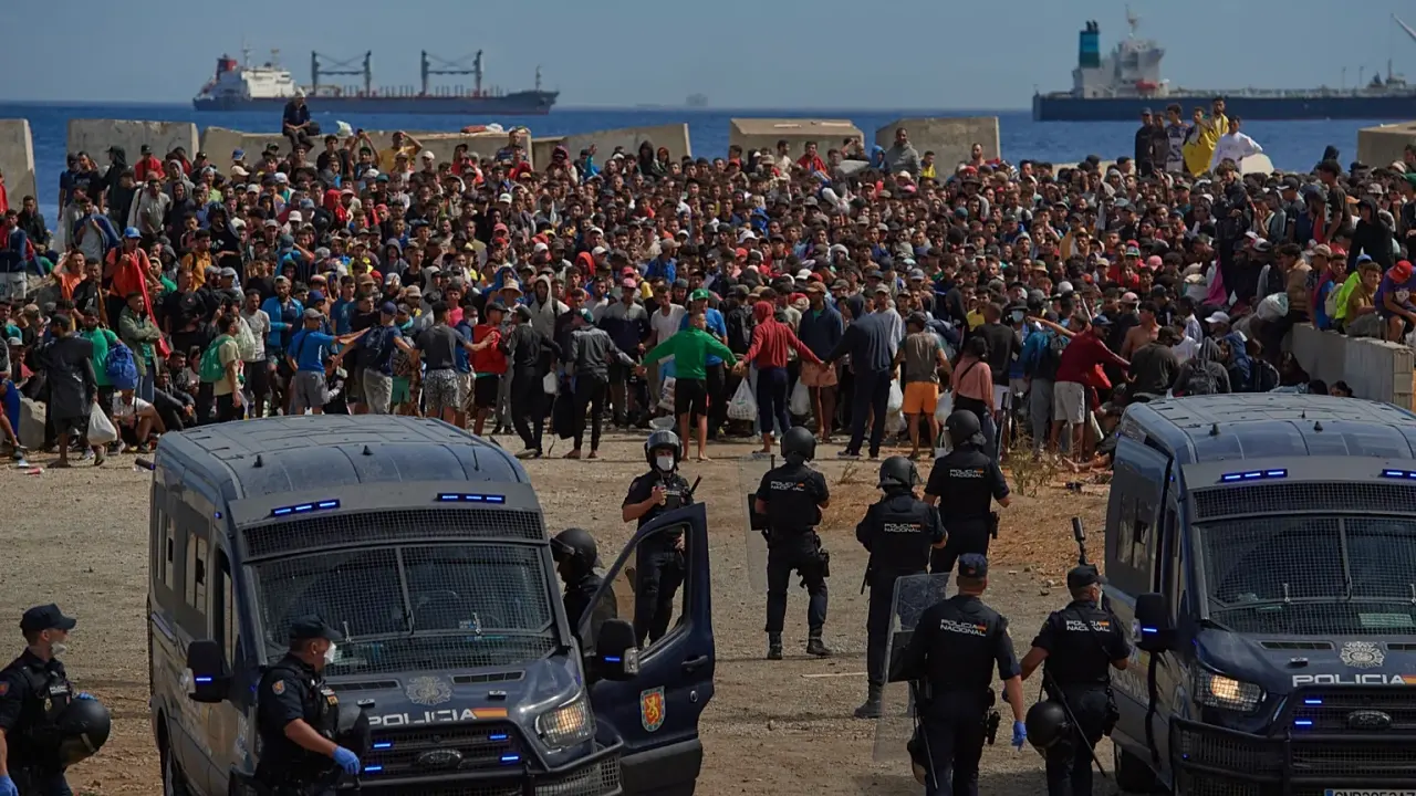 À Ceuta, la colère des habitants contre l’aide humanitaire aux migrants aggrave les tensions migratoires