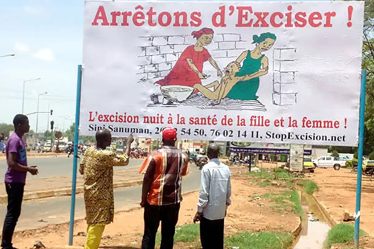 Au Mali, la junte musèle les ONG face à la résurgence du débat sur l’excision