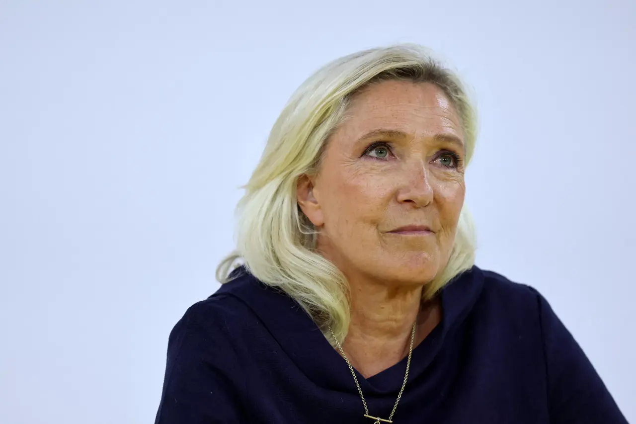 Marine Le Pen assume le départ de son conseiller économique : un tournant pour la stratégie économique du RN ?