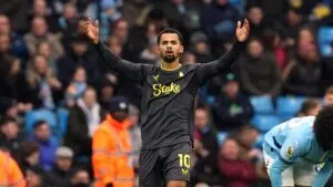 Le transfert d'Iliman Ndiaye vers Manchester City cristallise les ambitions d'Everton sur le marché