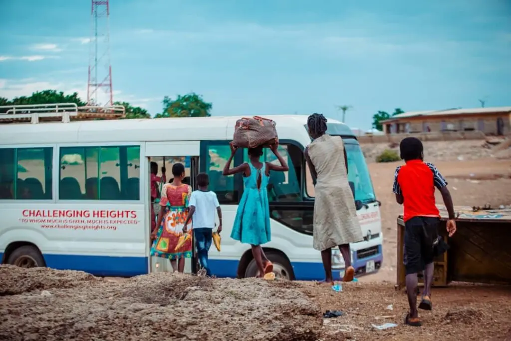 Vingt-cinq enfants extraits du travail forcé sur le lac Volta par l'ONG Challenging Heights