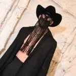 Orville Peck rend hommage à Dolly Parton, icône country et symbole d’inclusion
