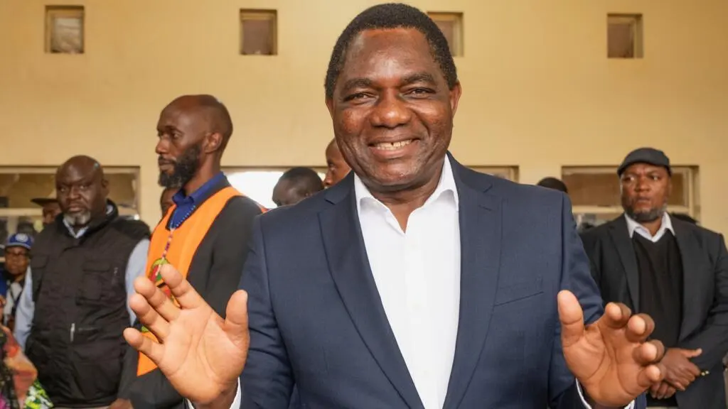 Hichilema réélu en Zambie : un plébiscite pour ses réformes économiques sous haute tension
