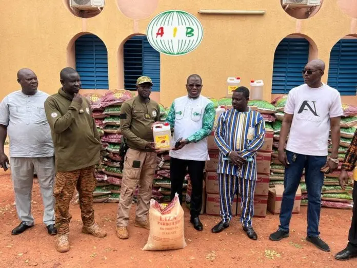 Don de vivres aux forces de sécurité à Kongoussi par une association locale