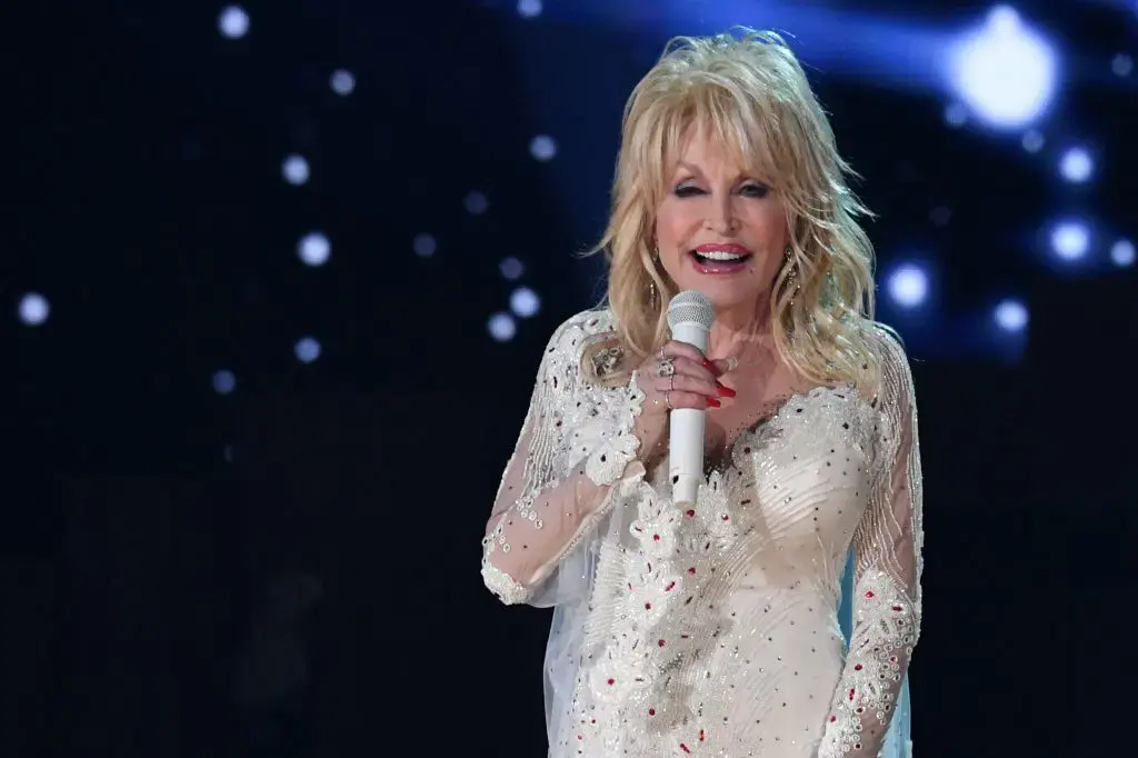 Dolly Parton, icône de la musique country, s’éteint : son héritage de foi, de générosité et de résilience inspire l’Afrique