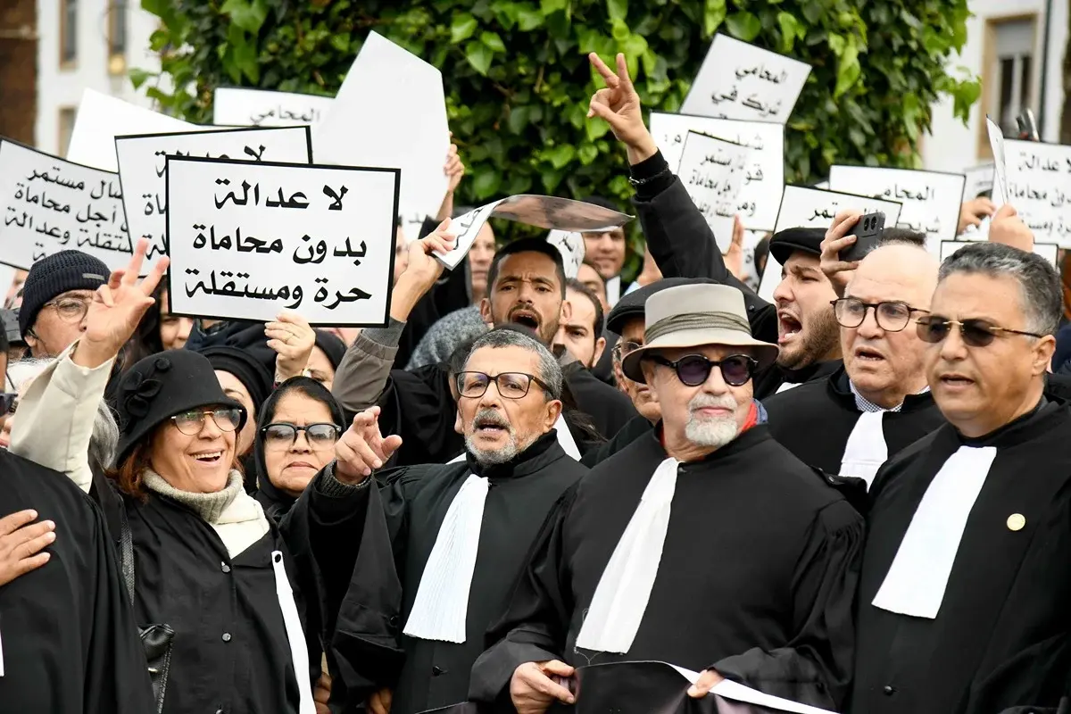 Les avocats marocains maintiennent leur mouvement de suspension des services professionnels