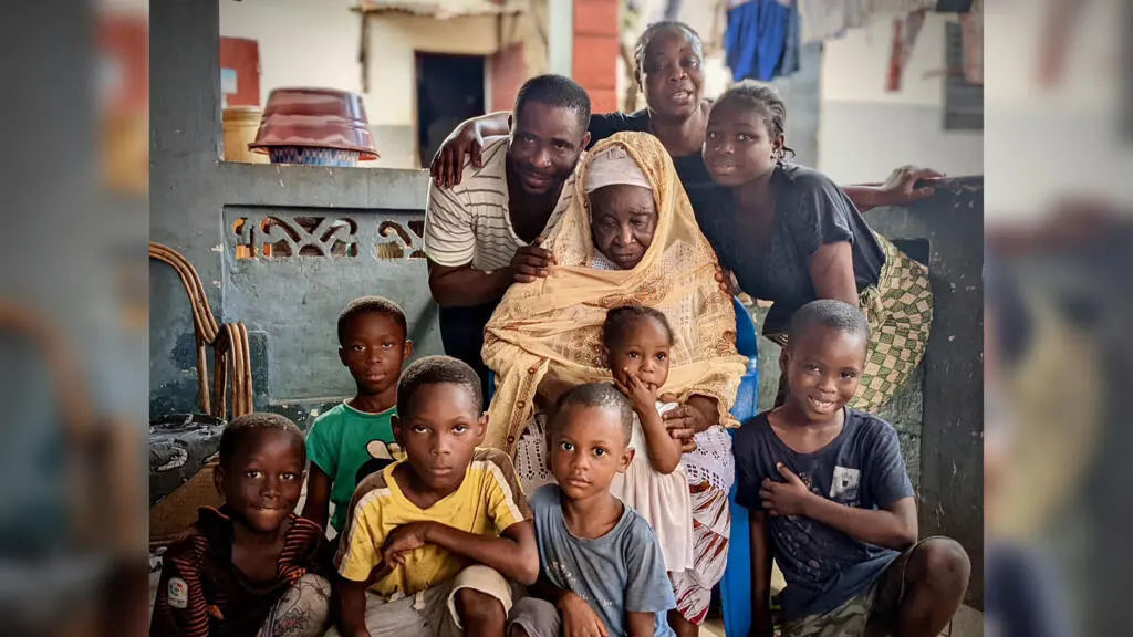 En Côte d’Ivoire, l’essor des assistants de vie pour pallier le vieillissement et l’éclatement familial