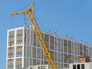 Sécurité des chantiers urbains : pourquoi les grues s'activent lors des épisodes orageux