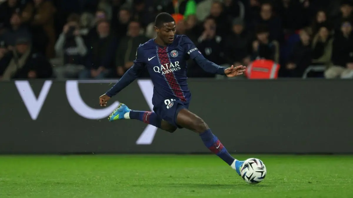 Nuno Mendes suspendu trois matchs : le PSG privé de son latéral pour ouvrir la Ligue 1