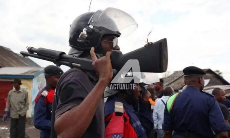Un policier de Lubumbashi arrêté pour avoir blessé une femme avec son AK-47 : la PNC face à l’indignation publique