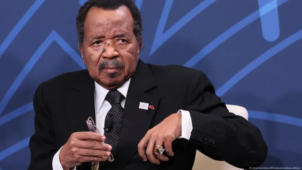 Biya, absent depuis deux mois, remanie l’armée camerounaise en pleine crise de leadership