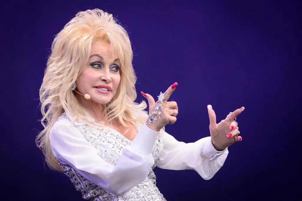 Dolly Parton : une vie de résilience, de musique et de transmission qui a changé des millions de destins