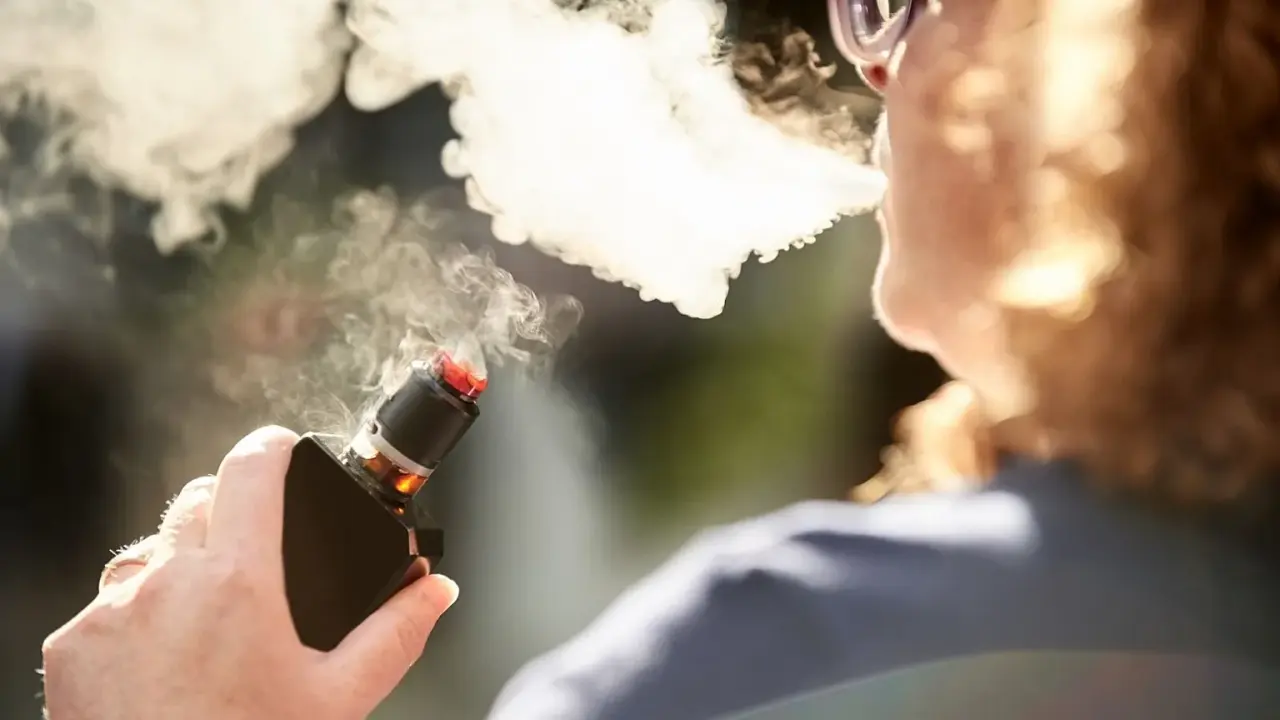 Les cigarettes électroniques nicotinées doublent les chances d’arrêter de fumer, selon une méta-analyse Cochrane