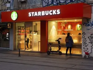 Starbucks intensifie sa restructuration mondiale avec la suppression de 224 postes supplémentaires
