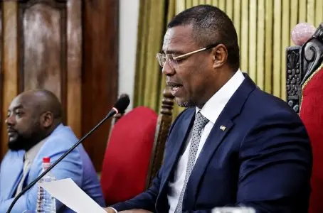 Madagascar : Siteny Randrianasoloniaiko mise sur les enquêtes parlementaires pour contrer les appels à la dissolution