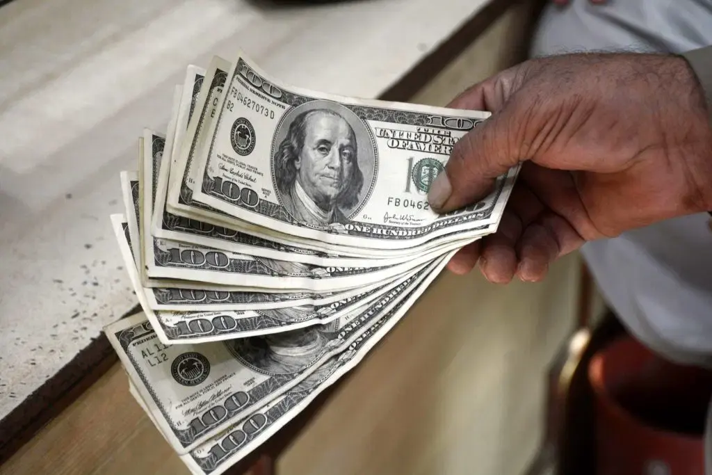 Le naira atteint un pic de cinq mois face au dollar : quels impacts pour l'économie nigériane ?