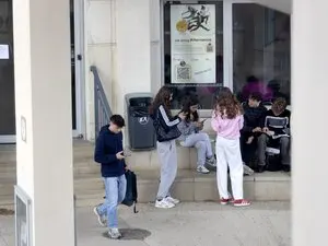 Interdiction du téléphone au lycée : un chantier logistique qui risque de créer chaos et nouveaux conflits dans les établissements français