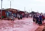 À Saaba, des routes en ruine paralysent la vie quotidienne et menacent la sécurité des habitants