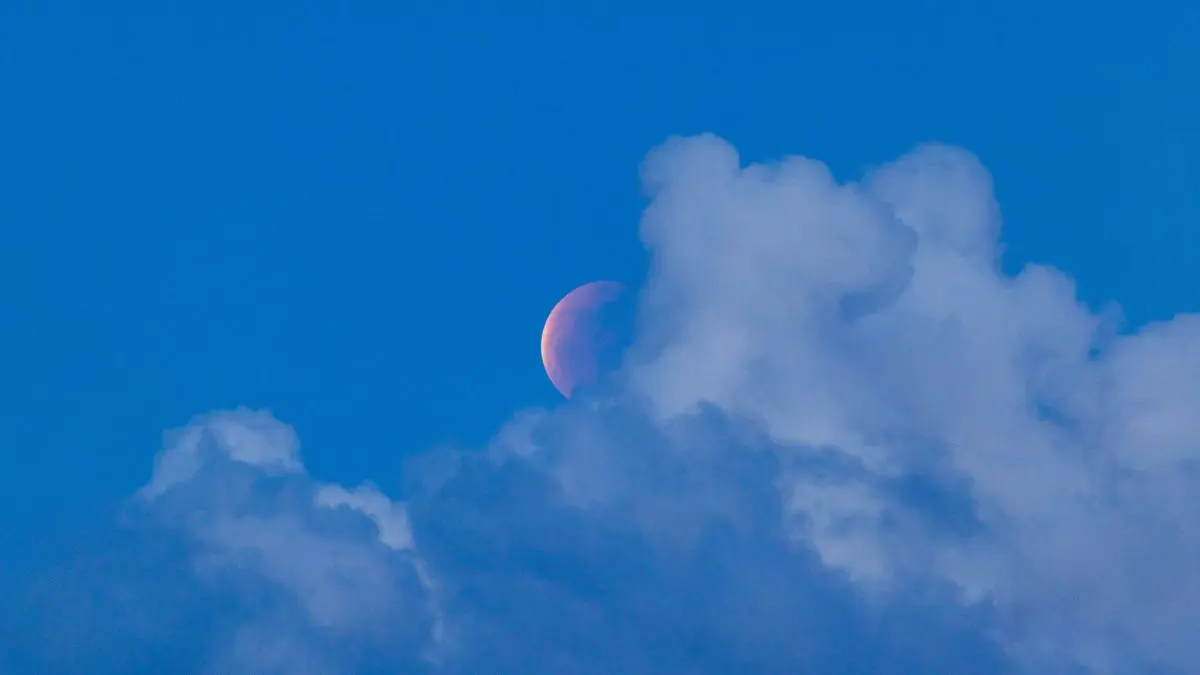 La Lune rougeoyante du 28 août 2026 : comment observer la dernière éclipse de l’année en direct ou à l’œil nu