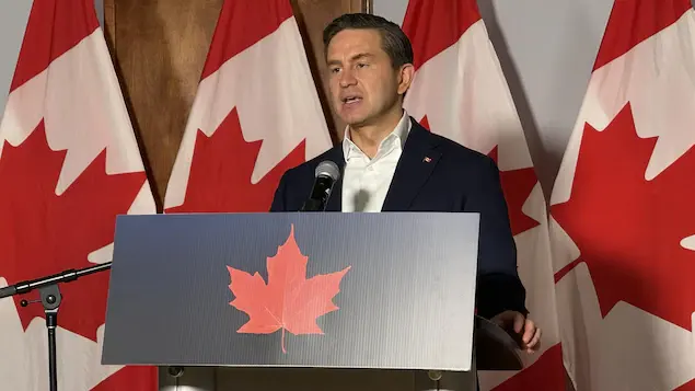 Iran : Pierre Poilievre engage le dialogue avec Reza Pahlavi, figure de l'opposition en exil