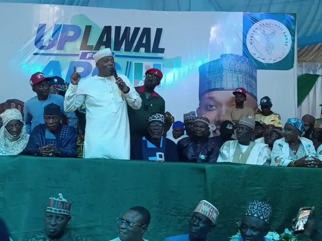 Akeem Lawal rallie sa structure politique au parti au pouvoir dans l'État de Kwara