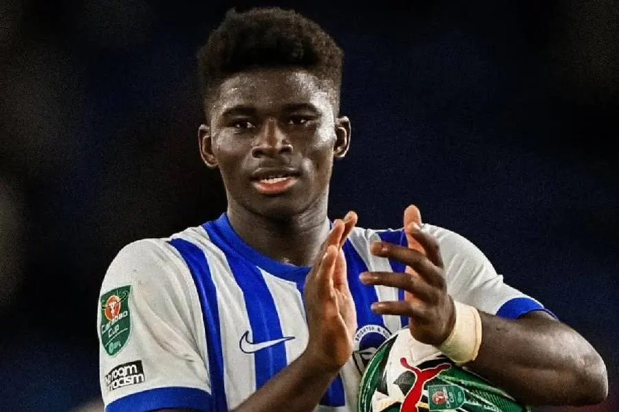Le milieu camerounais Carlos Baleba s'engage avec Manchester United pour un transfert record de 81 millions d'euros